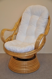 Ratanové houpací křeslo Swivel medové bílý polstr