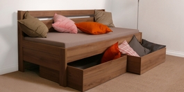 Dřevěná postel Tina