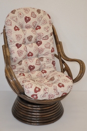 Ratanové houpací křeslo Swivel hnědé polstr motiv červená srdce