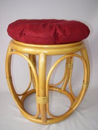 Ratanová taburetka široká medová polstr vínový