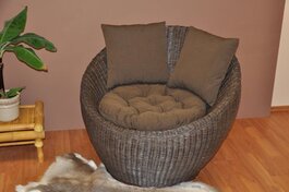 Ratanové křeslo Gentong hnědé s polstrem