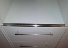 Spodní ochranná lišta C - pro vestavné trouby